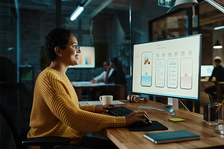 designer desenvolvendo telas de aplicativos em um computador