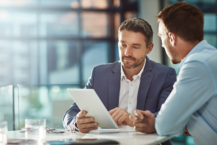 Homens gerando relatório sobre consulta de sócios