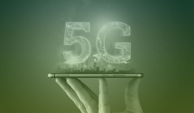 Mão segurando celular com projeção do  5G