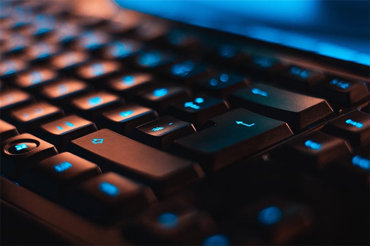 Teclado de computador com teclas brilhando azul