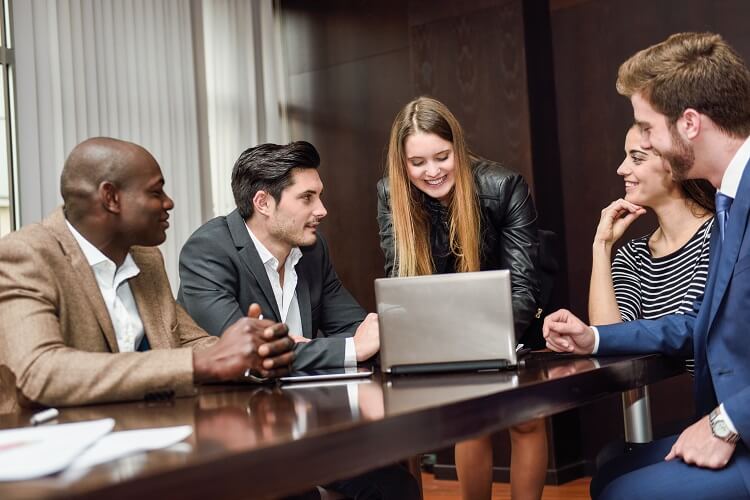 Pessoas tendo reunião em escritório