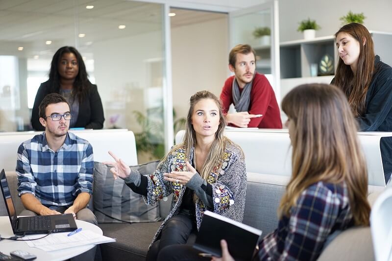 Pessoas discutindo projetos em escritório