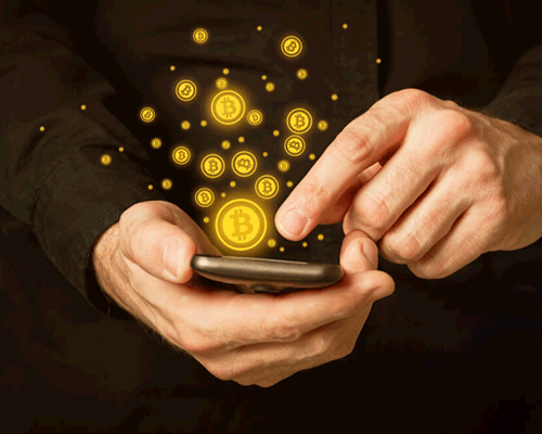 Pessoa usando um celular e vários bitcoins saindo dele