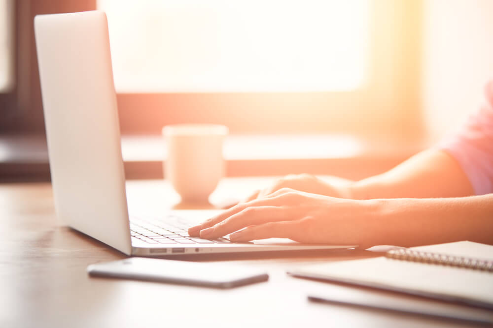 Mulher utilizando computador em sala de escritório