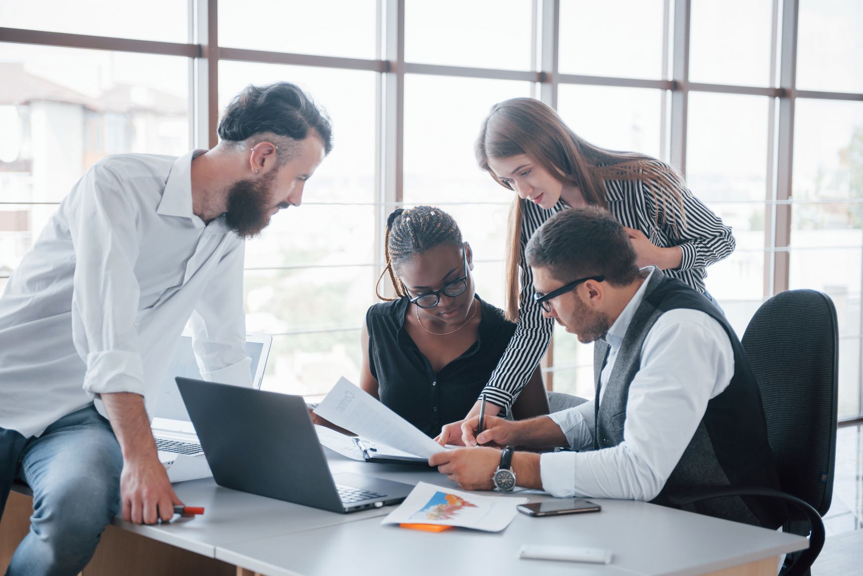 Pessoas em uma mesa analisando um relatório