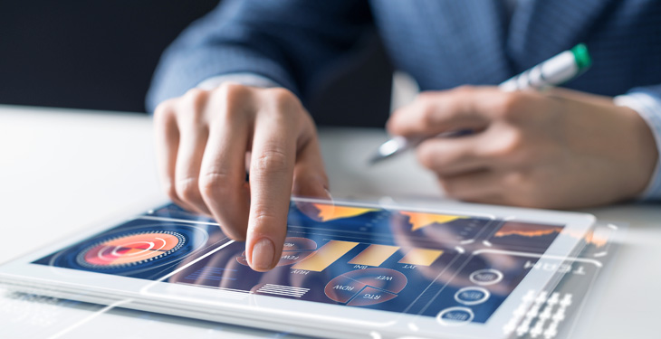 Homem interagindo com tablet exibindo dados