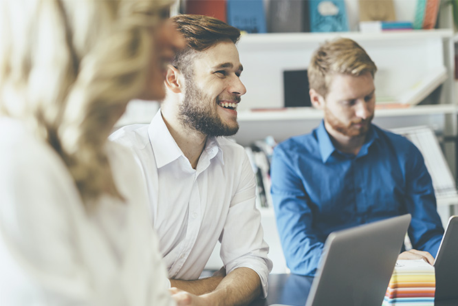 Pessoas em um ambiente de trabalho conversando e sorrindo