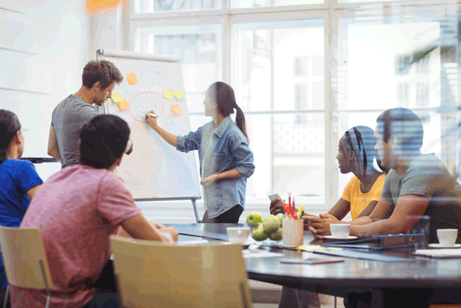 Pessoas em escritório tendo reunião