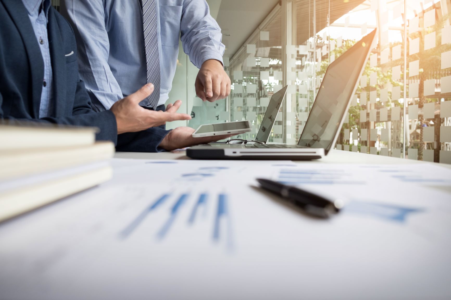 Homens no ambiente de trabalho analisando gráficos