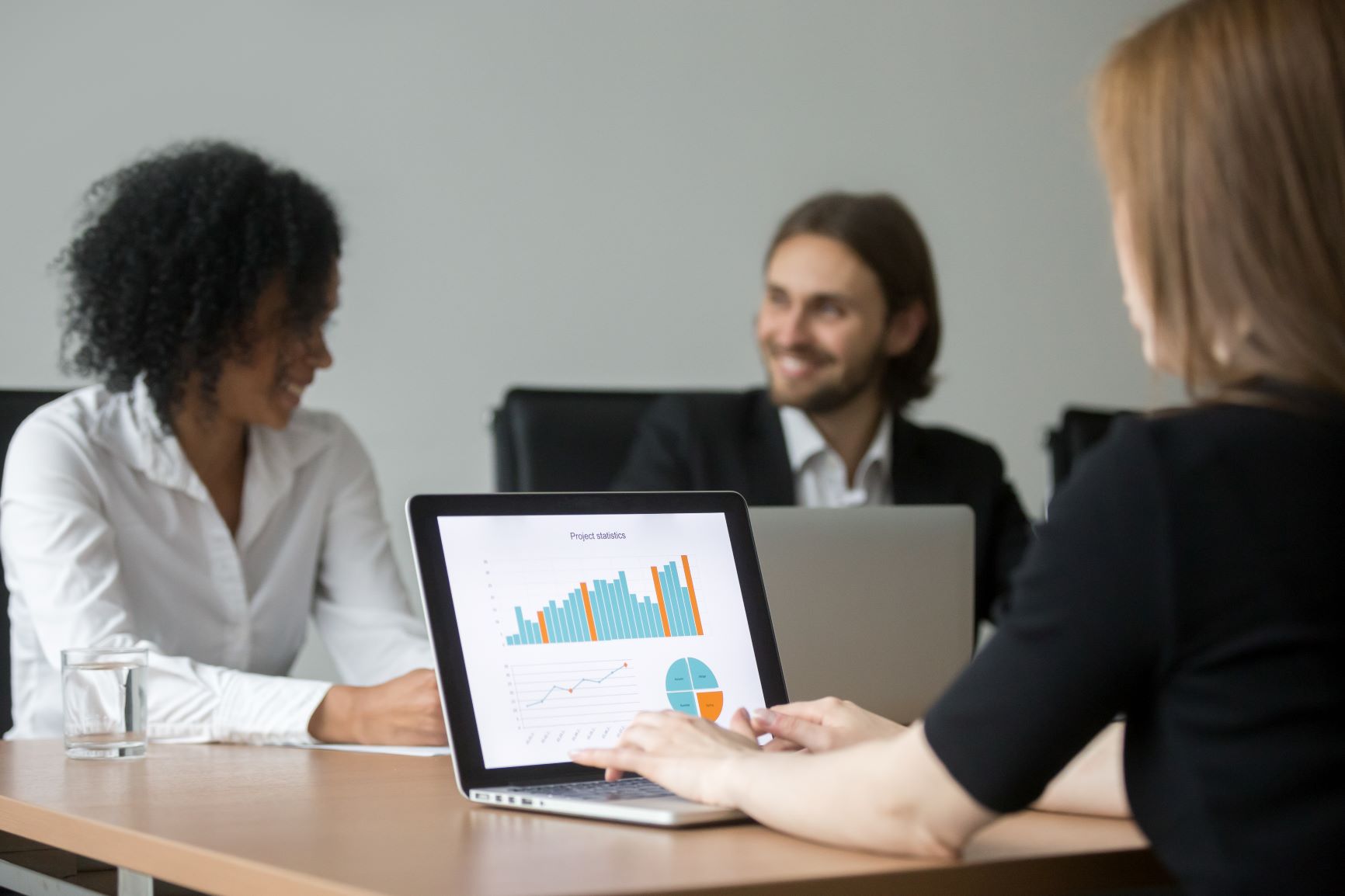 Mulher tendo uma reunião utilizando computador exibindo gráficos