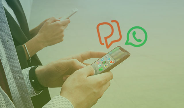 Pessoa utilizando celular com símbolo do WhatsApp projetado