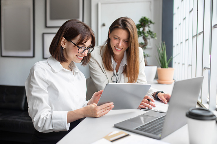 Mulheres realizando consulta de CPF na empresa