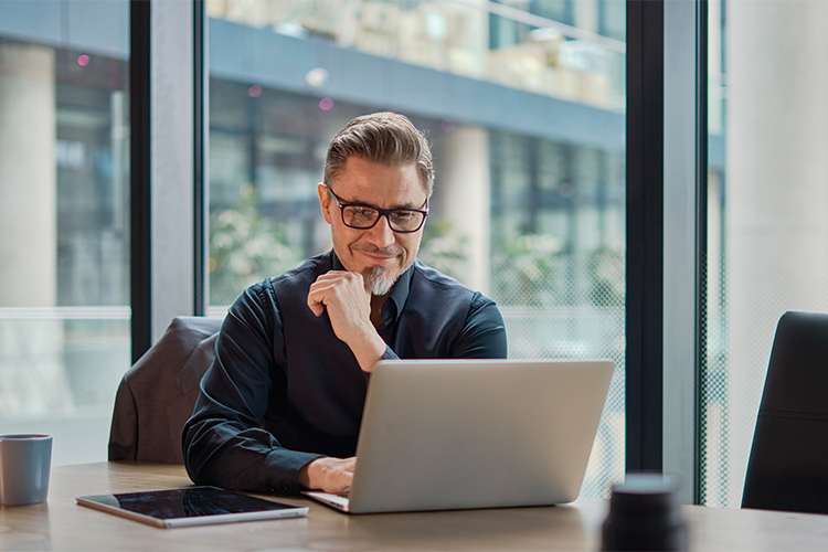 Homem consulta dados de benefícios do governo no computador